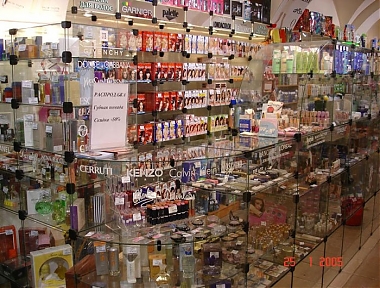 Торговое оборудование для магазина косметики и парфюмерии